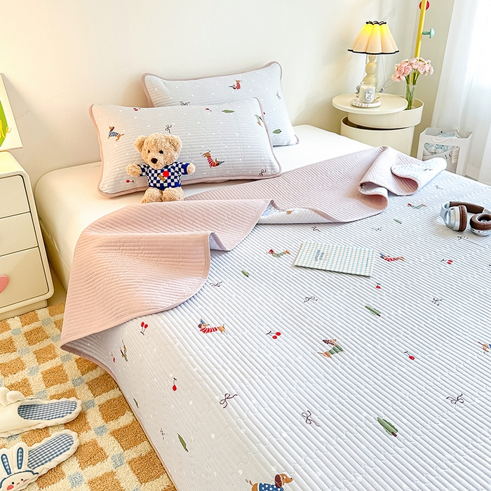 91家纺网 家纺一手货源 找家纺 橘夏家纺 2025新款双层纱小云棉床盖单床盖床盖单件 魔法腊肠狗--浅灰结界