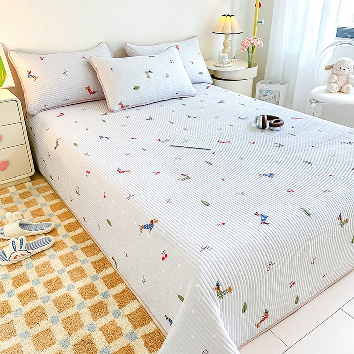 91家纺网 家纺一手货源 找家纺 橘夏家纺 2025新款双层纱小云棉床盖单床盖床盖单件 魔法腊肠狗--浅灰结界