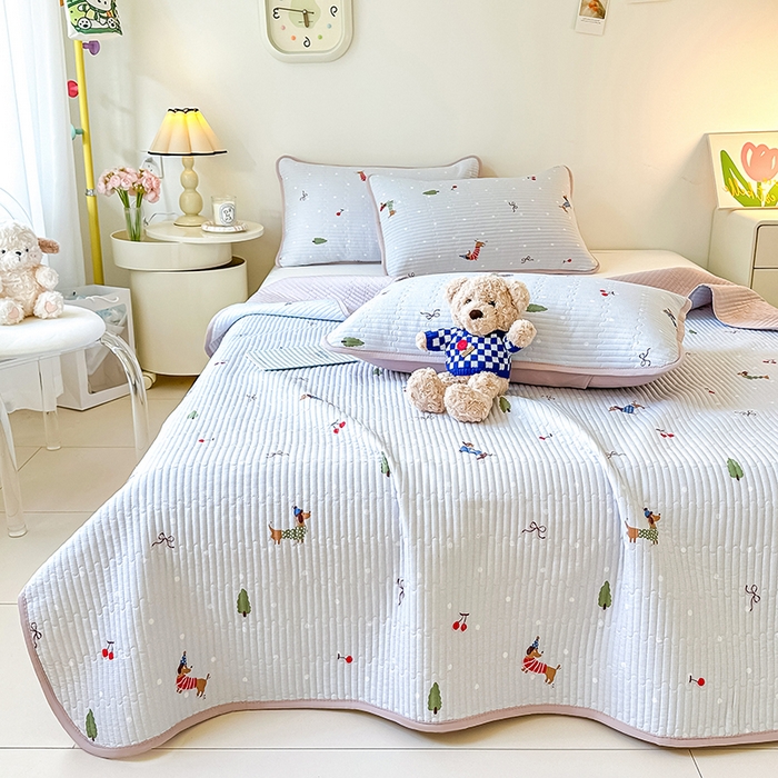 91家纺网 家纺一手货源 找家纺 橘夏家纺 2025新款双层纱小云棉床盖单床盖床盖单件 魔法腊肠狗--浅灰结界