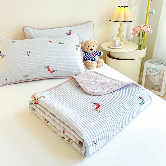 91家纺网 家纺一手货源 找家纺 橘夏家纺 2025新款双层纱小云棉床盖单床盖床盖单件 魔法腊肠狗--浅灰结界