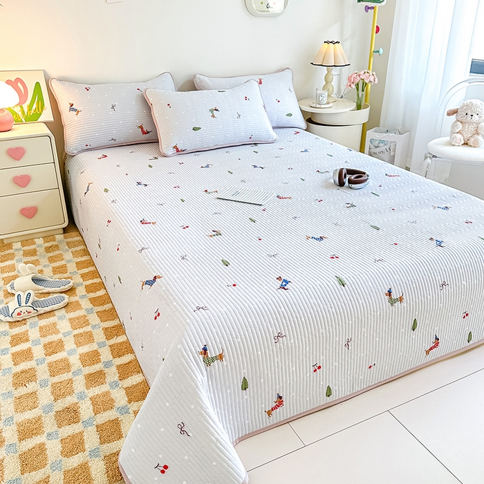 91家纺网 家纺一手货源 找家纺 橘夏家纺 2025新款双层纱小云棉床盖单床盖床盖单件 魔法腊肠狗--浅灰结界