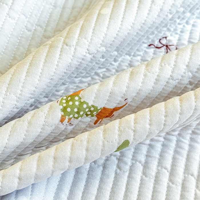 91家纺网 家纺一手货源 找家纺 橘夏家纺 2025新款双层纱小云棉床盖单床盖床盖单件 魔法腊肠狗--浅灰结界