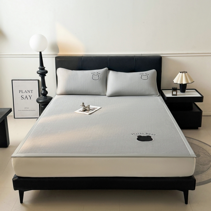 91家纺网 家纺一手货源 找家纺 梵朴 2025新款凉感PE冰豆豆贴布绣凉席席子 八宝熊-灰