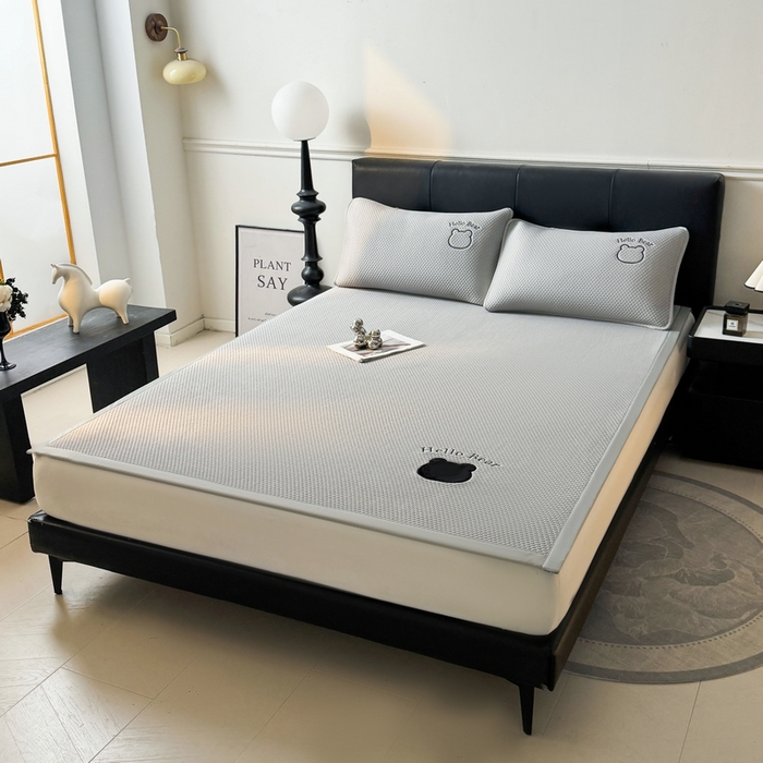 91家纺网 家纺一手货源 找家纺 梵朴 2025新款凉感PE冰豆豆贴布绣凉席席子 八宝熊-灰