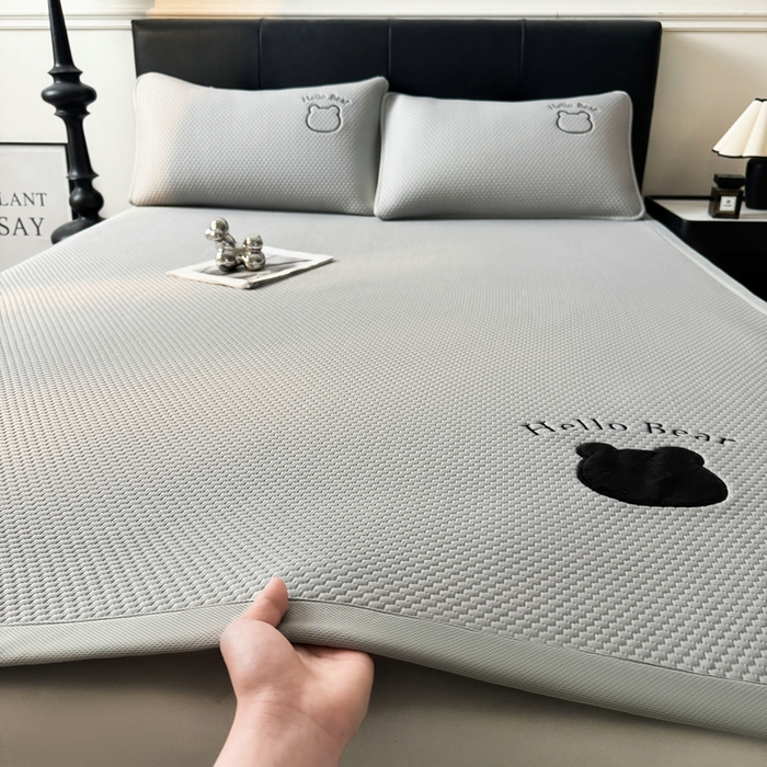 91家纺网 家纺一手货源 找家纺 梵朴 2025新款凉感PE冰豆豆贴布绣凉席席子 八宝熊-灰