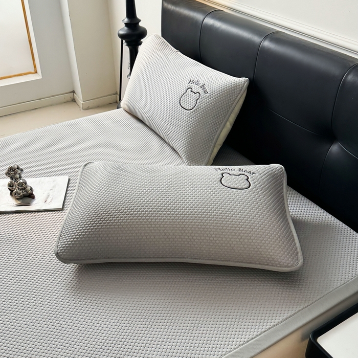 91家纺网 家纺一手货源 找家纺 梵朴 2025新款凉感PE冰豆豆贴布绣凉席席子 八宝熊-灰