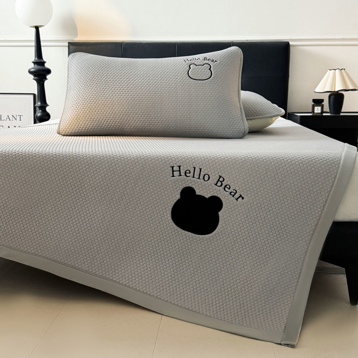 91家纺网 家纺一手货源 找家纺 梵朴 2025新款凉感PE冰豆豆贴布绣凉席席子 八宝熊-灰