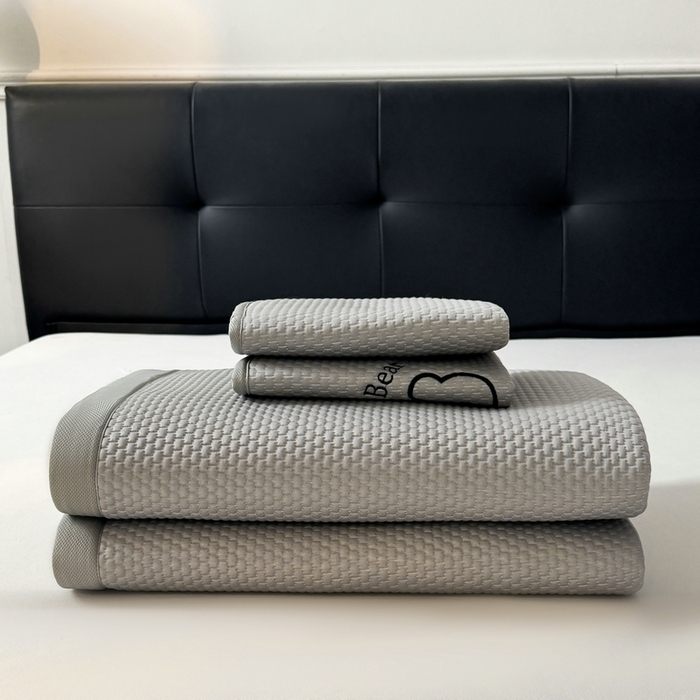 91家纺网 家纺一手货源 找家纺 梵朴 2025新款凉感PE冰豆豆贴布绣凉席席子 八宝熊-灰