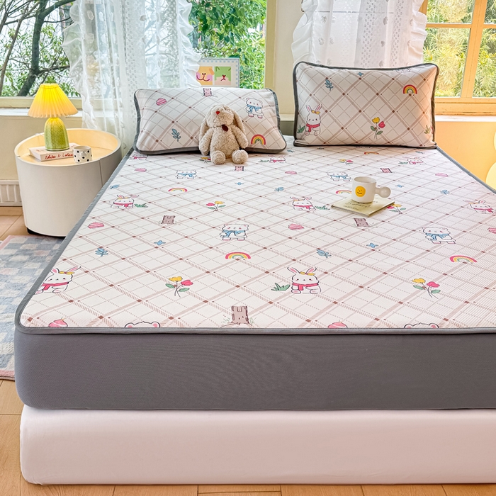 91家纺网 家纺一手货源 找家纺 慕梵家居 2025新款冰豆豆斜纹数码印花床笠款凉席席子三件套 彩虹小兔