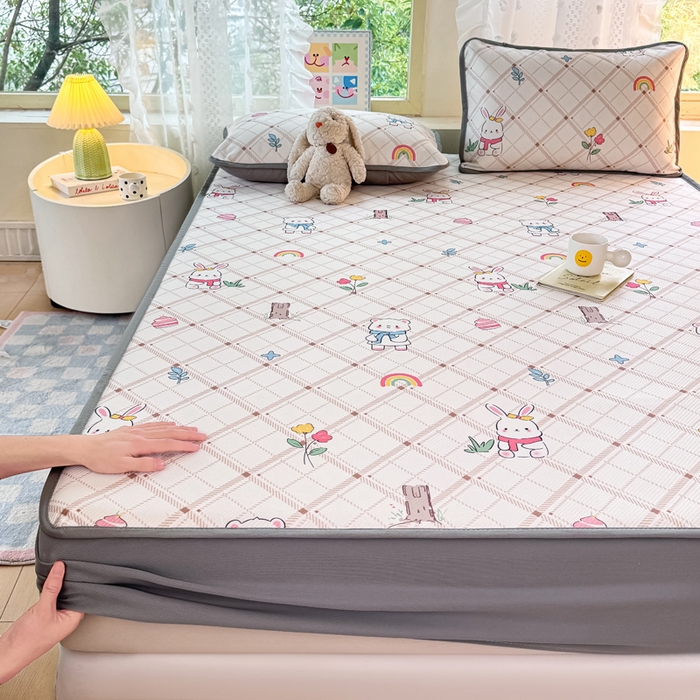 91家纺网 家纺一手货源 找家纺 慕梵家居 2025新款冰豆豆斜纹数码印花床笠款凉席席子三件套 彩虹小兔