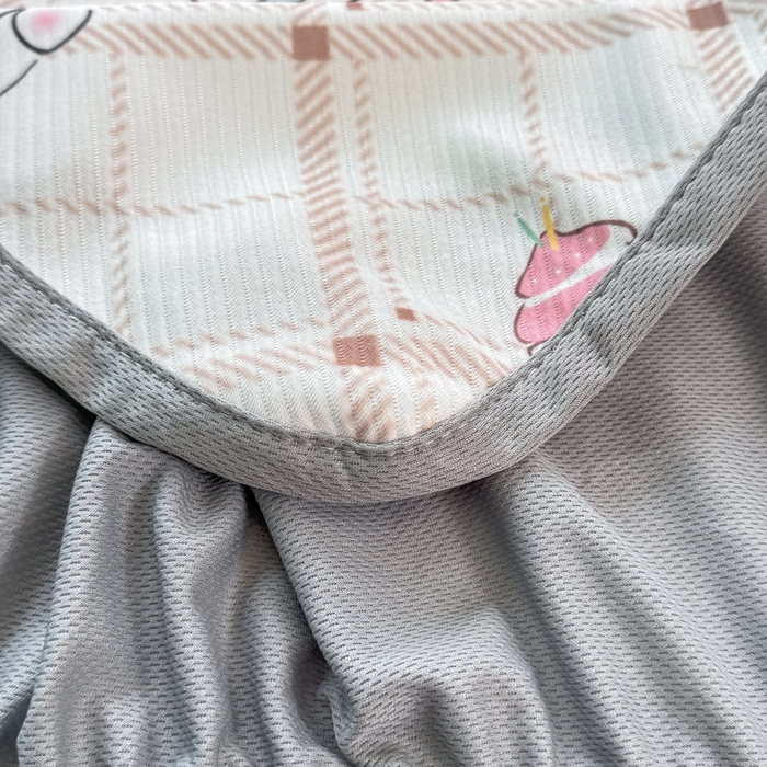 91家纺网 家纺一手货源 找家纺 慕梵家居 2025新款冰豆豆斜纹数码印花床笠款凉席席子三件套 彩虹小兔