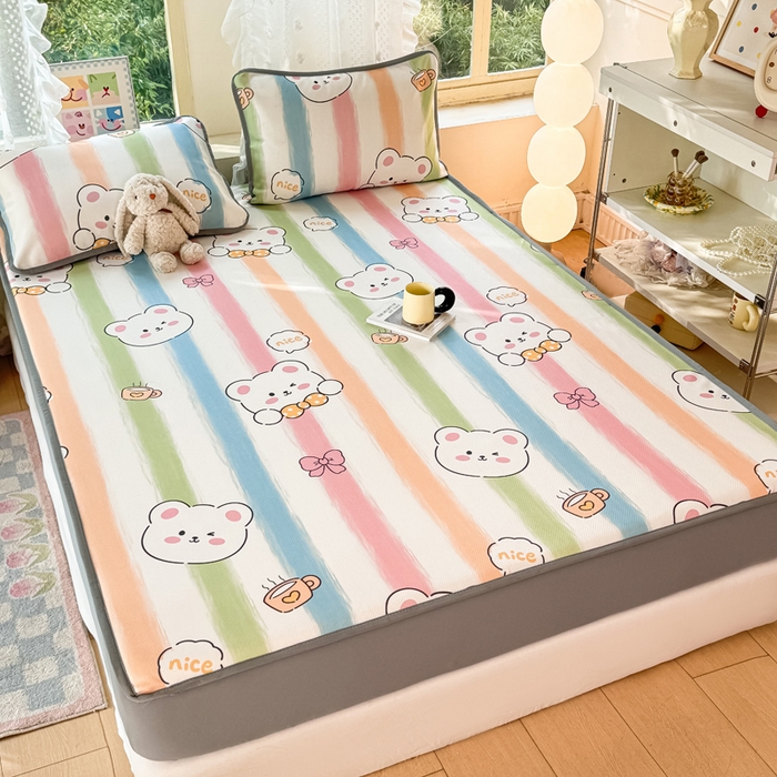 91家纺网 家纺一手货源 找家纺 慕梵家居 2025新款冰豆豆斜纹数码印花床笠款凉席席子三件套 彩虹小熊