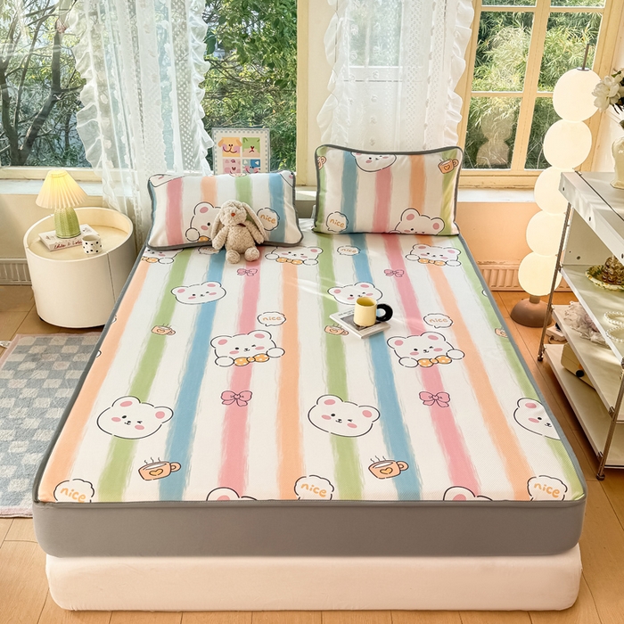 91家纺网 家纺一手货源 找家纺 慕梵家居 2025新款冰豆豆斜纹数码印花床笠款凉席席子三件套 彩虹小熊