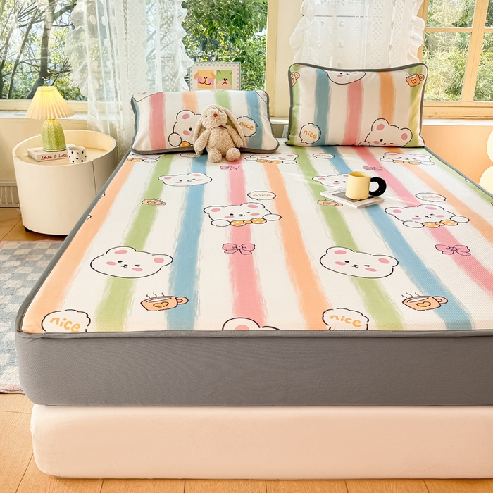 91家纺网 家纺一手货源 找家纺 慕梵家居 2025新款冰豆豆斜纹数码印花床笠款凉席席子三件套 彩虹小熊