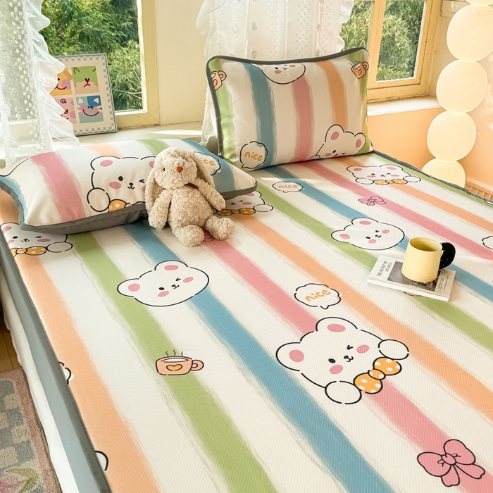 91家纺网 家纺一手货源 找家纺 慕梵家居 2025新款冰豆豆斜纹数码印花床笠款凉席席子三件套 彩虹小熊