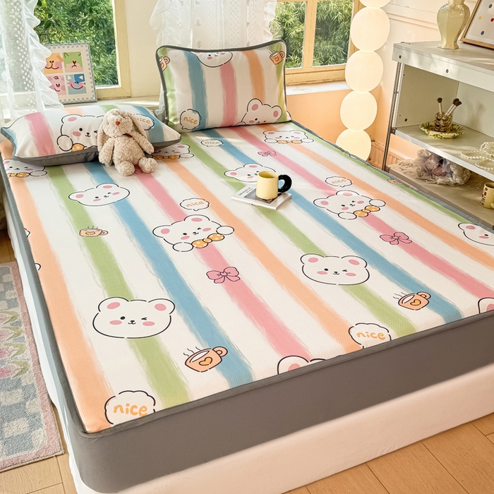 91家纺网 家纺一手货源 找家纺 慕梵家居 2025新款冰豆豆斜纹数码印花床笠款凉席席子三件套 彩虹小熊