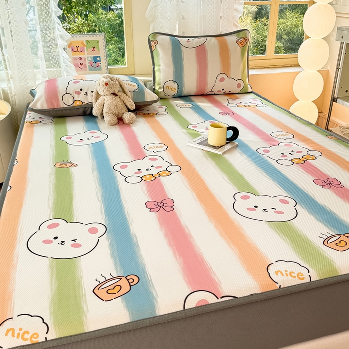 91家纺网 家纺一手货源 找家纺 慕梵家居 2025新款冰豆豆斜纹数码印花床笠款凉席席子三件套 彩虹小熊