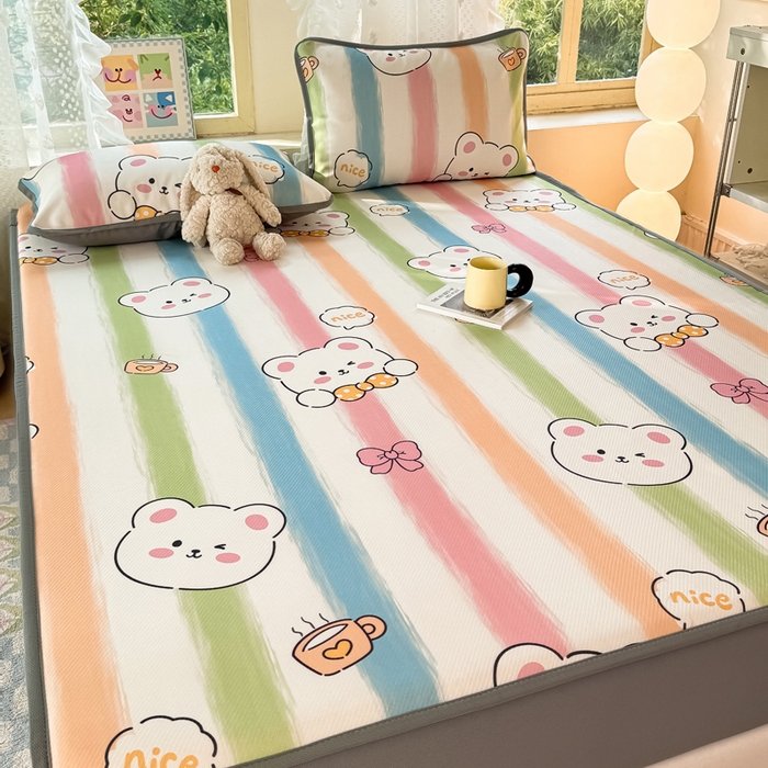 91家纺网 家纺一手货源 找家纺 慕梵家居 2025新款冰豆豆斜纹数码印花床笠款凉席席子三件套 彩虹小熊