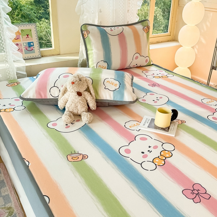 91家纺网 家纺一手货源 找家纺 慕梵家居 2025新款冰豆豆斜纹数码印花床笠款凉席席子三件套 彩虹小熊