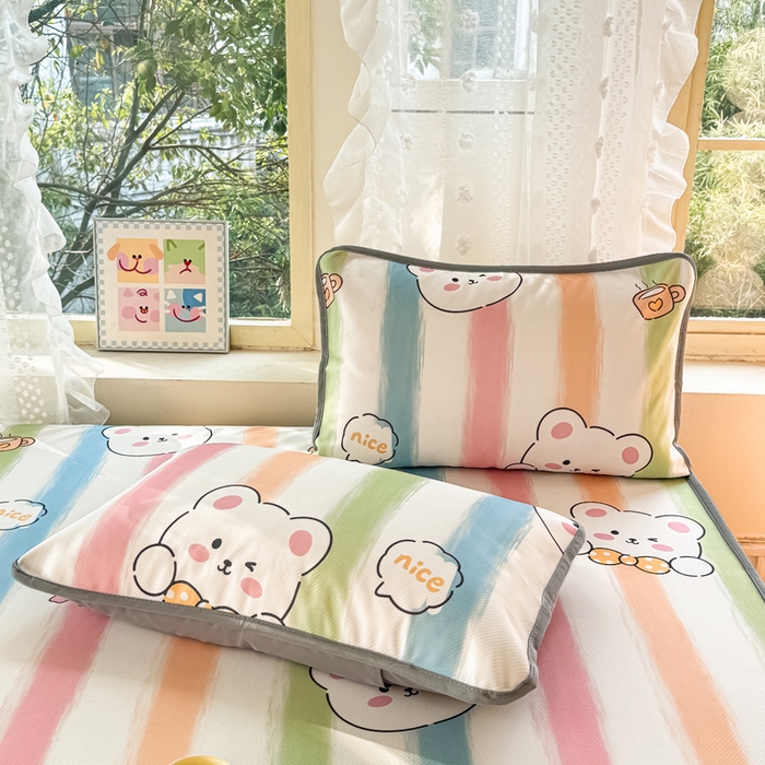 91家纺网 家纺一手货源 找家纺 慕梵家居 2025新款冰豆豆斜纹数码印花床笠款凉席席子三件套 彩虹小熊