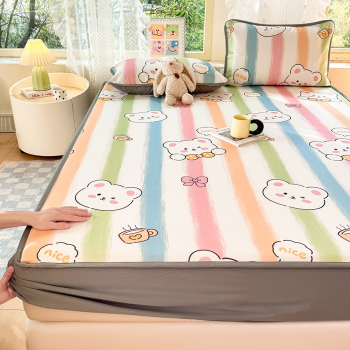 91家纺网 家纺一手货源 找家纺 慕梵家居 2025新款冰豆豆斜纹数码印花床笠款凉席席子三件套 彩虹小熊