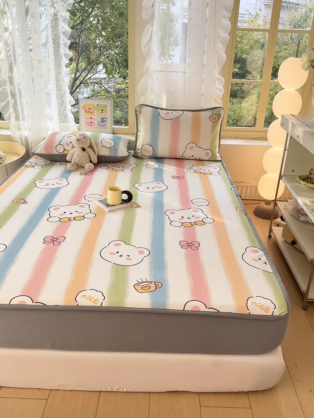 91家纺网 家纺一手货源 找家纺 慕梵家居 2025新款冰豆豆斜纹数码印花床笠款凉席席子三件套 彩虹小熊