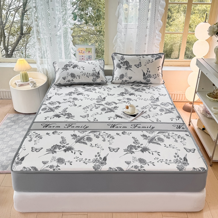 91家纺网 家纺一手货源 找家纺 慕梵家居 2025新款冰豆豆斜纹数码印花床笠款凉席席子三件套 蝶舞-灰