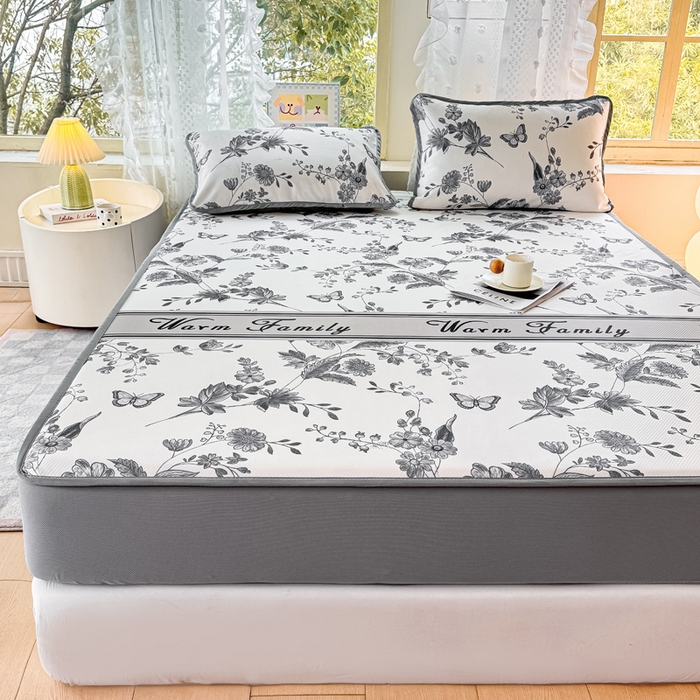 91家纺网 家纺一手货源 找家纺 慕梵家居 2025新款冰豆豆斜纹数码印花床笠款凉席席子三件套 蝶舞-灰