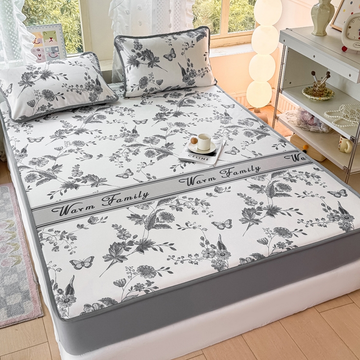 91家纺网 家纺一手货源 找家纺 慕梵家居 2025新款冰豆豆斜纹数码印花床笠款凉席席子三件套 蝶舞-灰