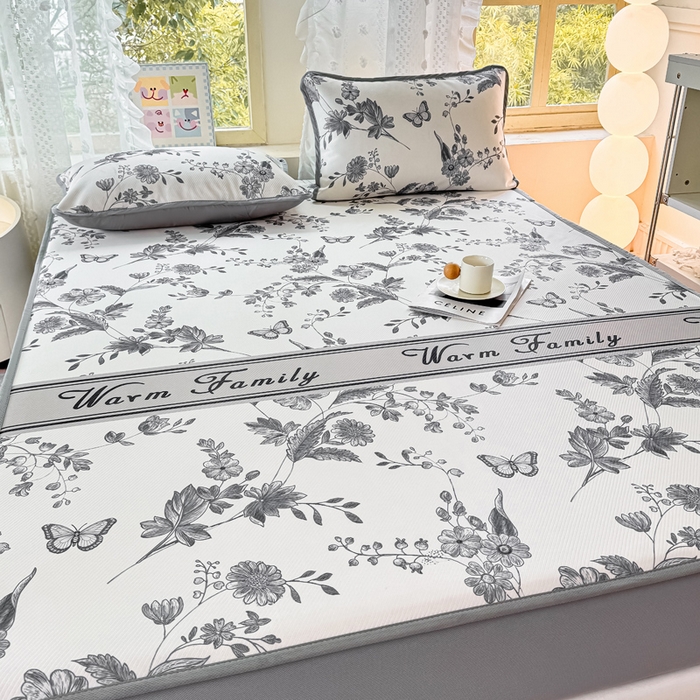 91家纺网 家纺一手货源 找家纺 慕梵家居 2025新款冰豆豆斜纹数码印花床笠款凉席席子三件套 蝶舞-灰