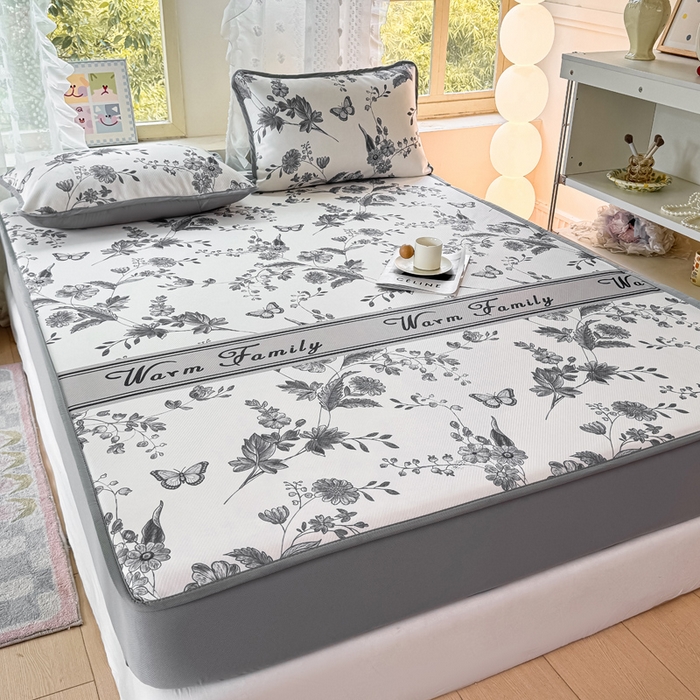 91家纺网 家纺一手货源 找家纺 慕梵家居 2025新款冰豆豆斜纹数码印花床笠款凉席席子三件套 蝶舞-灰