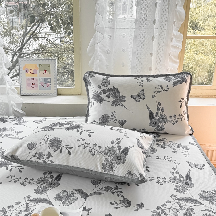 91家纺网 家纺一手货源 找家纺 慕梵家居 2025新款冰豆豆斜纹数码印花床笠款凉席席子三件套 蝶舞-灰