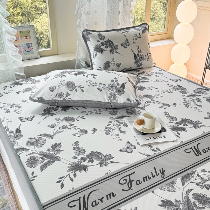 91家纺网 家纺一手货源 找家纺 慕梵家居 2025新款冰豆豆斜纹数码印花床笠款凉席席子三件套 蝶舞-灰