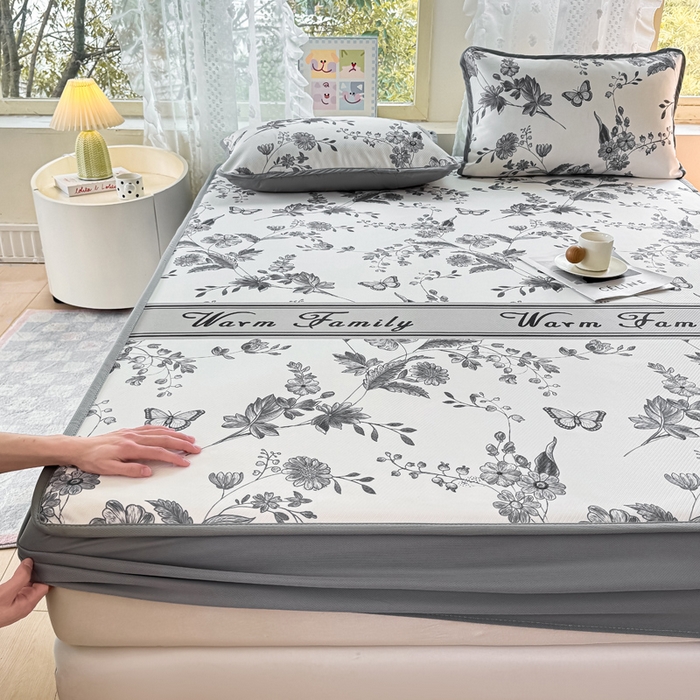 91家纺网 家纺一手货源 找家纺 慕梵家居 2025新款冰豆豆斜纹数码印花床笠款凉席席子三件套 蝶舞-灰