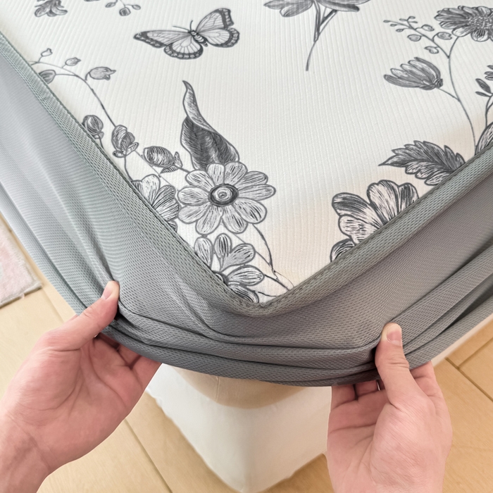 91家纺网 家纺一手货源 找家纺 慕梵家居 2025新款冰豆豆斜纹数码印花床笠款凉席席子三件套 蝶舞-灰