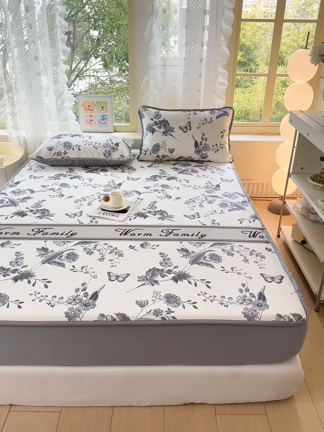 91家纺网 家纺一手货源 找家纺 慕梵家居 2025新款冰豆豆斜纹数码印花床笠款凉席席子三件套 蝶舞-灰