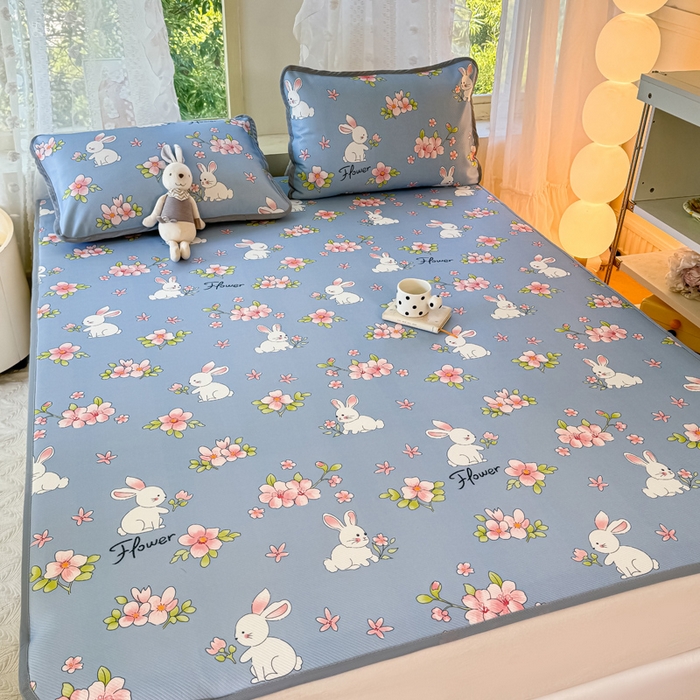 91家纺网 家纺一手货源 找家纺 慕梵家居 2025新款冰豆豆斜纹数码印花床单款凉席席子三件套 花园兔