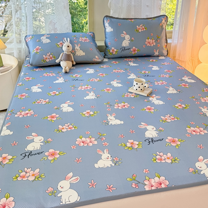 91家纺网 家纺一手货源 找家纺 慕梵家居 2025新款冰豆豆斜纹数码印花床单款凉席席子三件套 花园兔