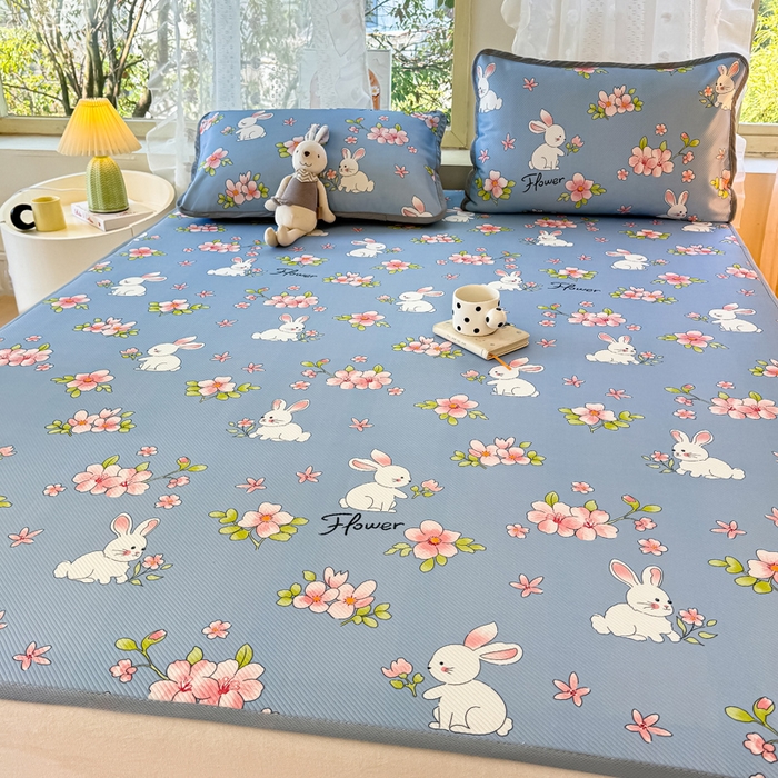 91家纺网 家纺一手货源 找家纺 慕梵家居 2025新款冰豆豆斜纹数码印花床单款凉席席子三件套 花园兔