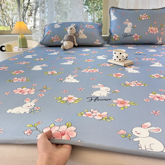 91家纺网 家纺一手货源 找家纺 慕梵家居 2025新款冰豆豆斜纹数码印花床单款凉席席子三件套 花园兔