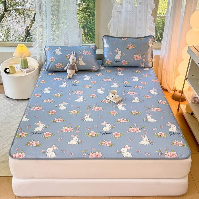 91家纺网 家纺一手货源 找家纺 慕梵家居 2025新款冰豆豆斜纹数码印花床单款凉席席子三件套 花园兔