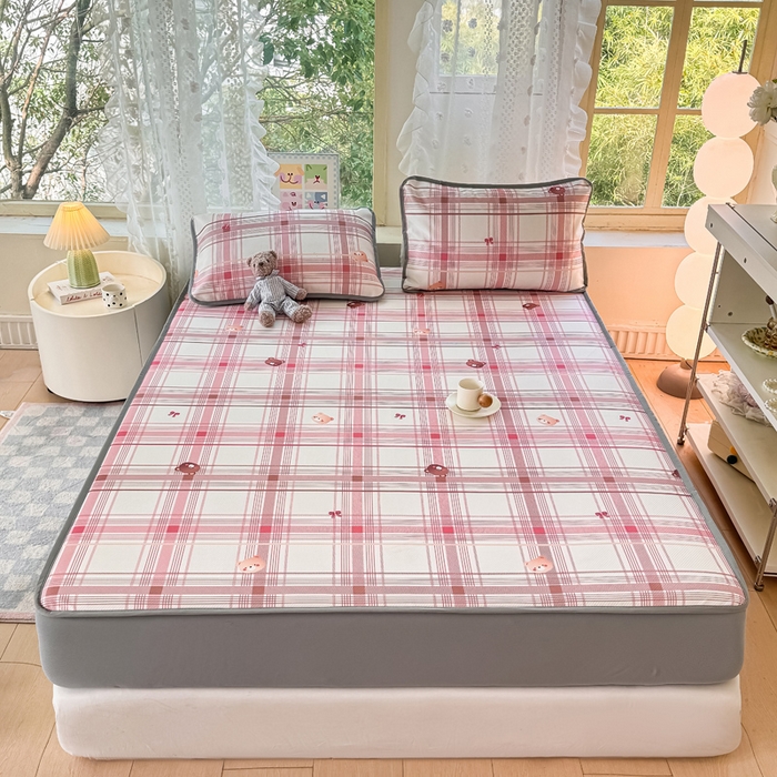 91家纺网 家纺一手货源 找家纺 慕梵家居 2025新款冰豆豆斜纹数码印花床笠款凉席席子三件套 格子熊