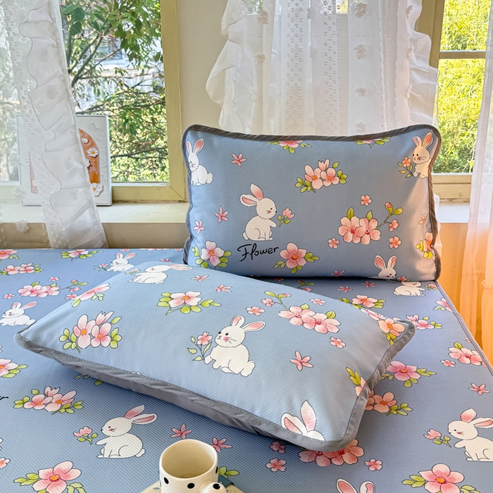 91家纺网 家纺一手货源 找家纺 慕梵家居 2025新款冰豆豆斜纹数码印花床单款凉席席子三件套 花园兔