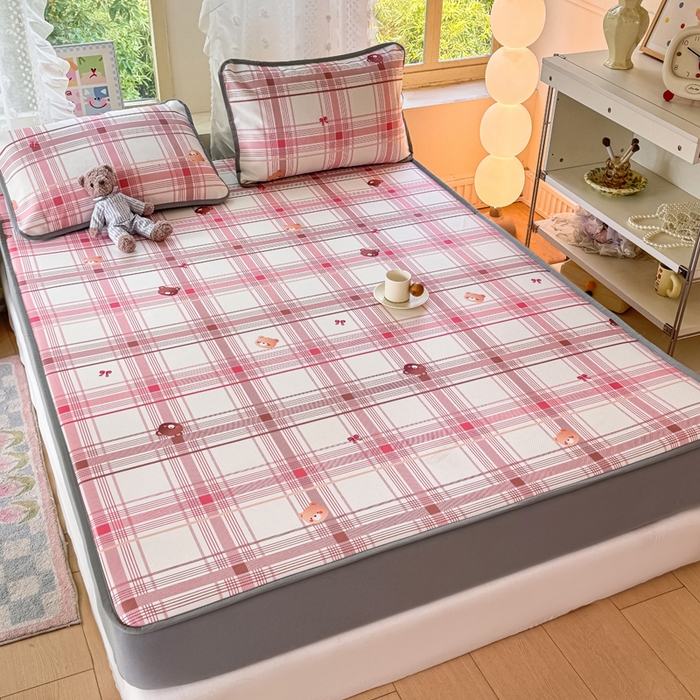 91家纺网 家纺一手货源 找家纺 慕梵家居 2025新款冰豆豆斜纹数码印花床笠款凉席席子三件套 格子熊