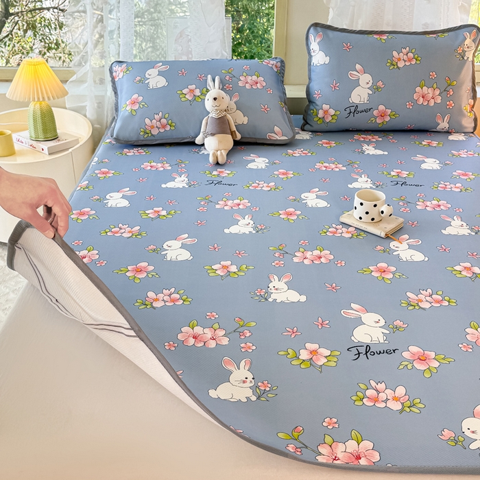 91家纺网 家纺一手货源 找家纺 慕梵家居 2025新款冰豆豆斜纹数码印花床单款凉席席子三件套 花园兔