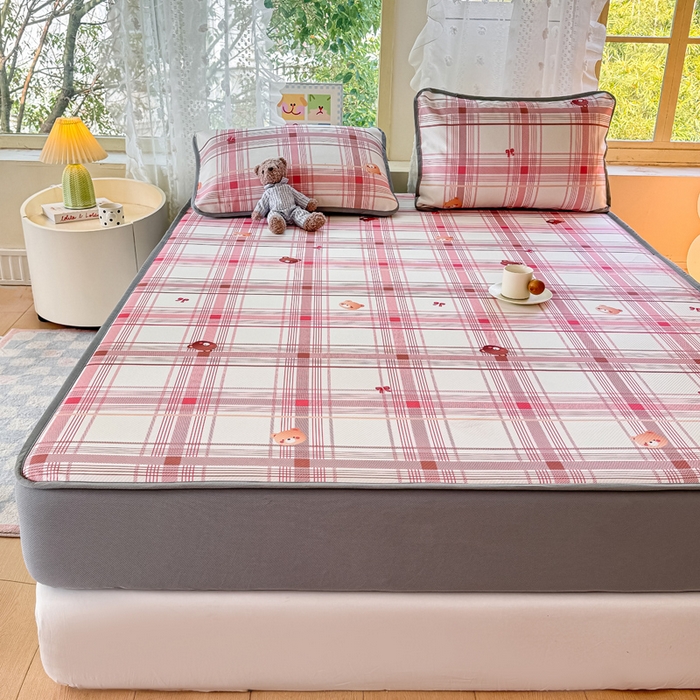 91家纺网 家纺一手货源 找家纺 慕梵家居 2025新款冰豆豆斜纹数码印花床笠款凉席席子三件套 格子熊