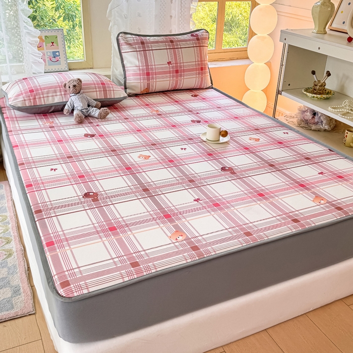 91家纺网 家纺一手货源 找家纺 慕梵家居 2025新款冰豆豆斜纹数码印花床笠款凉席席子三件套 格子熊