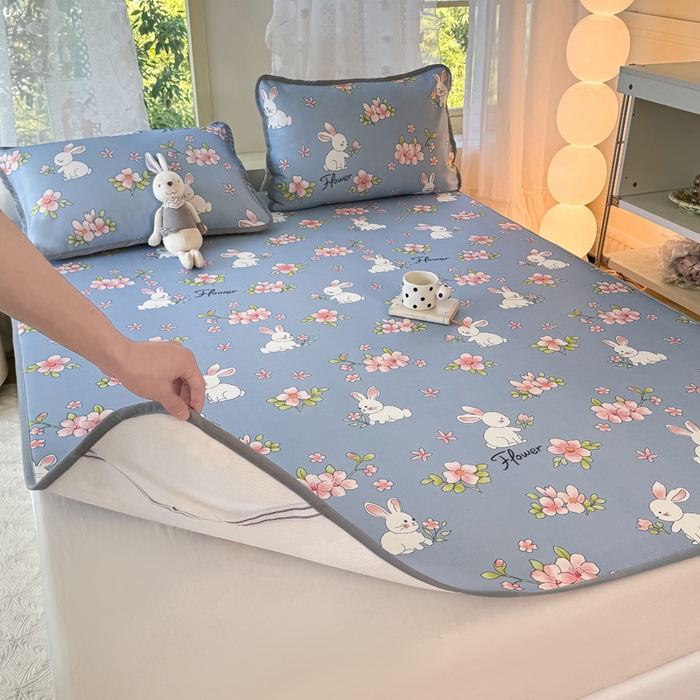 91家纺网 家纺一手货源 找家纺 慕梵家居 2025新款冰豆豆斜纹数码印花床单款凉席席子三件套 花园兔