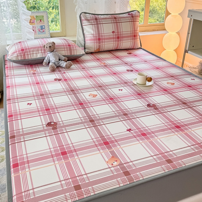 91家纺网 家纺一手货源 找家纺 慕梵家居 2025新款冰豆豆斜纹数码印花床笠款凉席席子三件套 格子熊