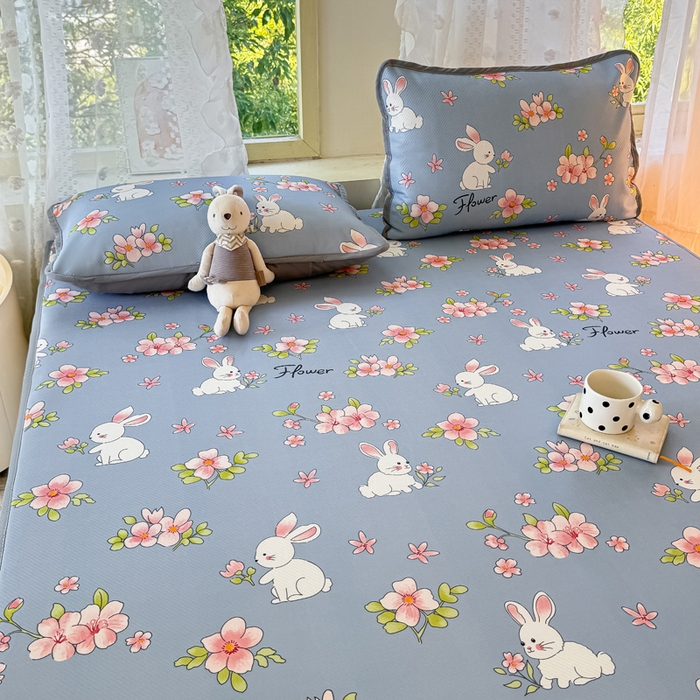 91家纺网 家纺一手货源 找家纺 慕梵家居 2025新款冰豆豆斜纹数码印花床单款凉席席子三件套 花园兔